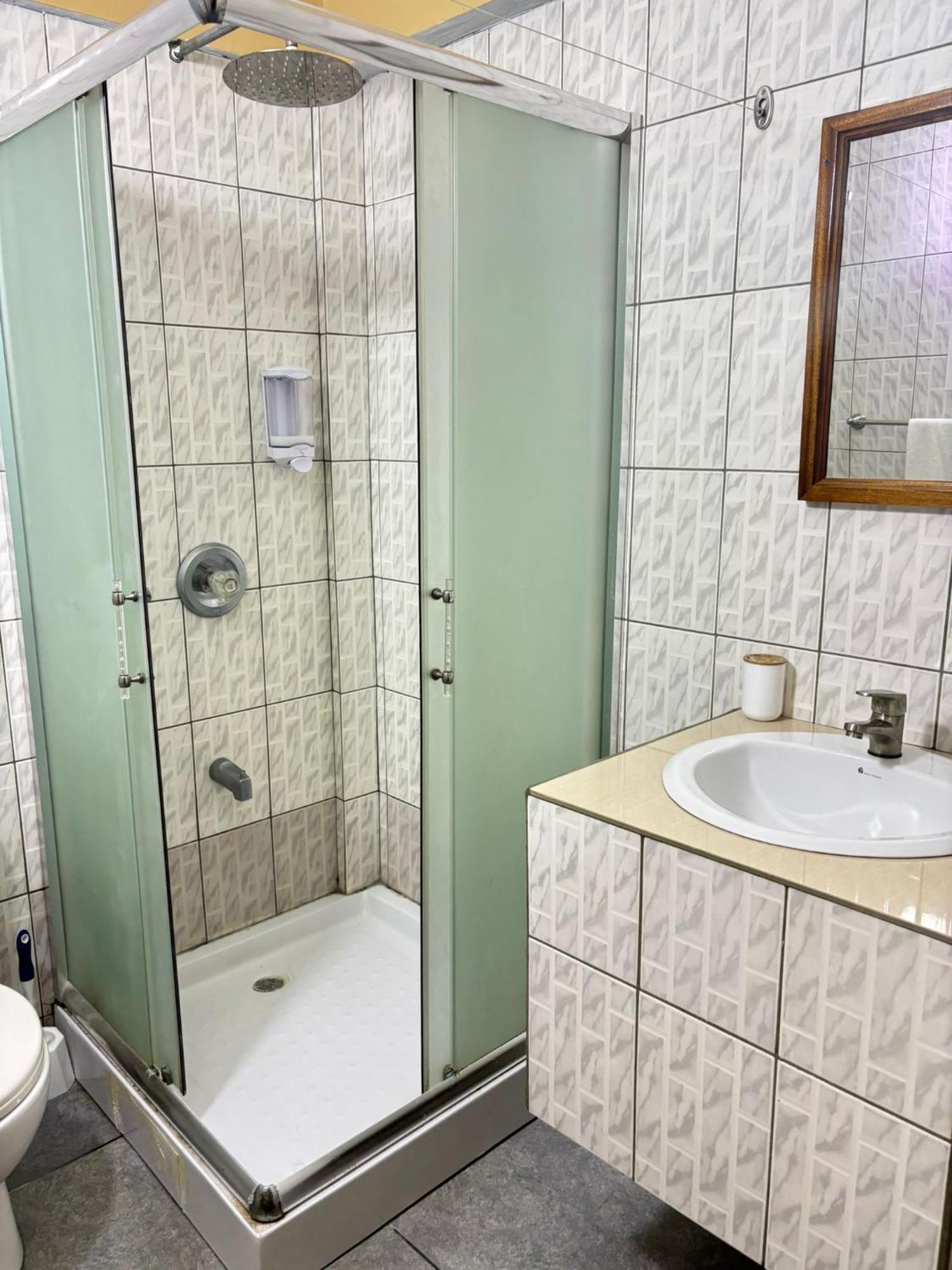 Matthew'S Miracle View Bed & Breakfast Roseau Bagian luar foto
