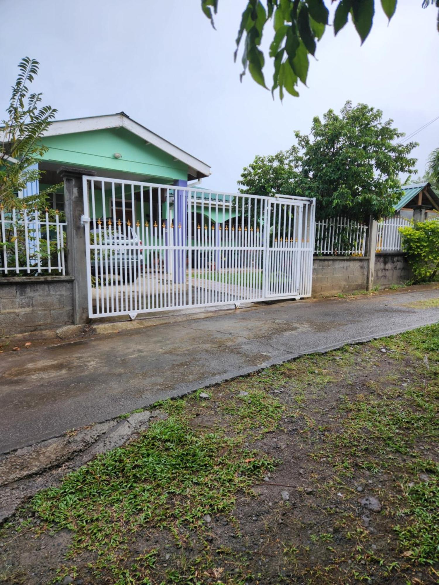 Matthew'S Miracle View Bed & Breakfast Roseau Bagian luar foto